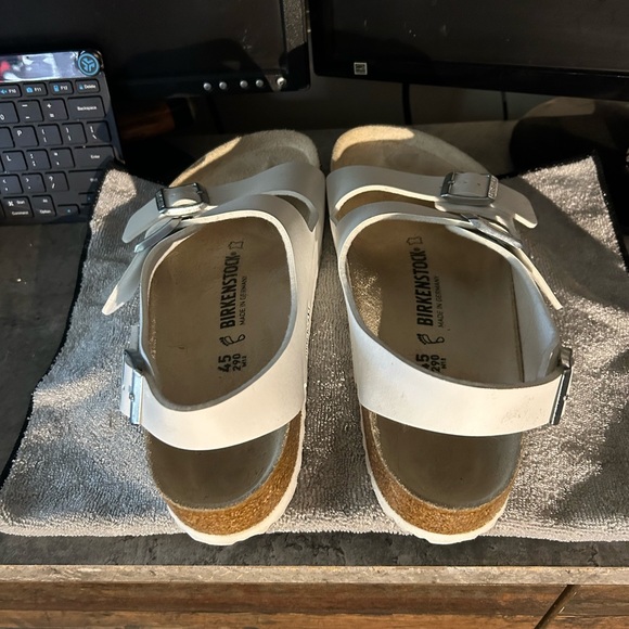 Birkenstock Sandals tried on and worn once wrong size comes with original box - Picture 3 of 5